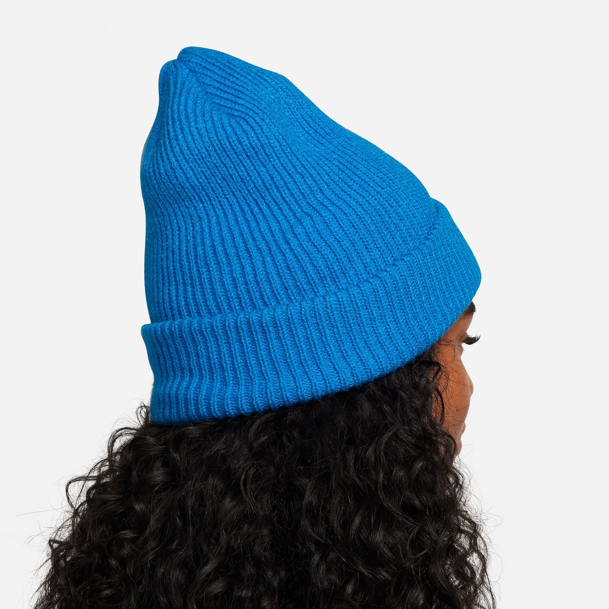 Ocean blue ribbed and cuffed nike beanie with white nike sb swoosh logo tab on front. Free uk shipping over £50