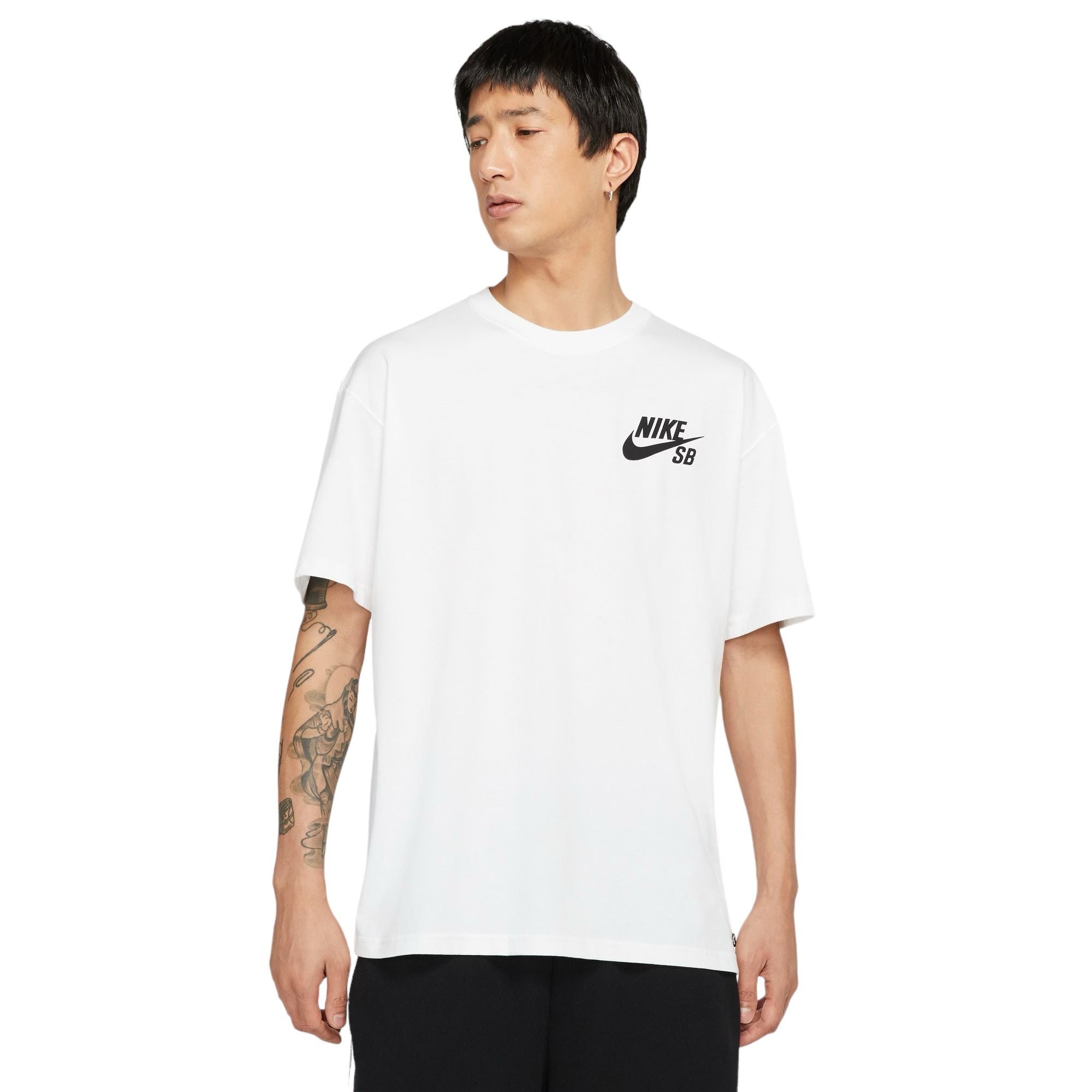 White nike short sleeve t-shirt with black SB swoosh logo on front. Free uk shipping for orders over £50