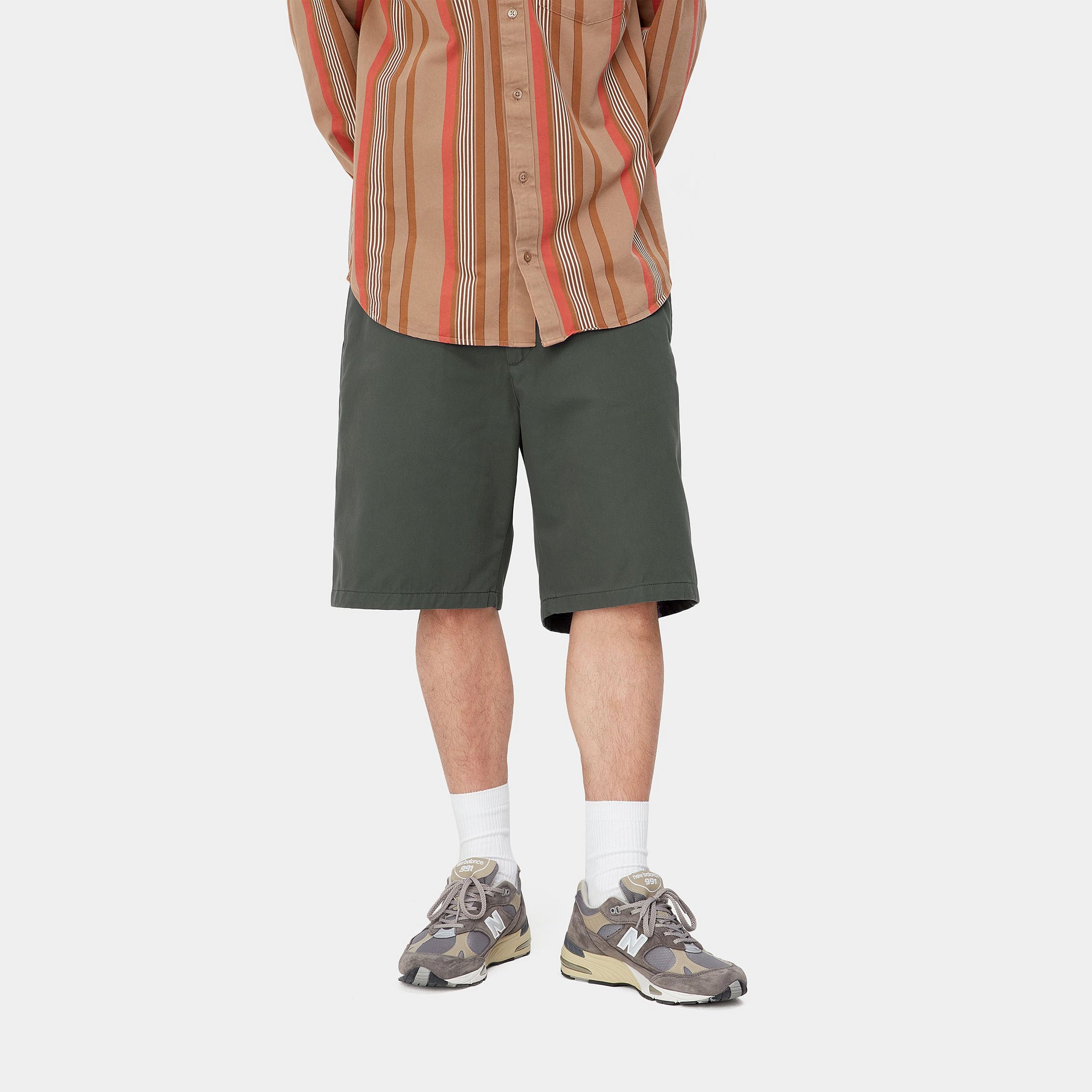 Dark green Carhartt calder shorts. Free UK shipping on orders over £50.