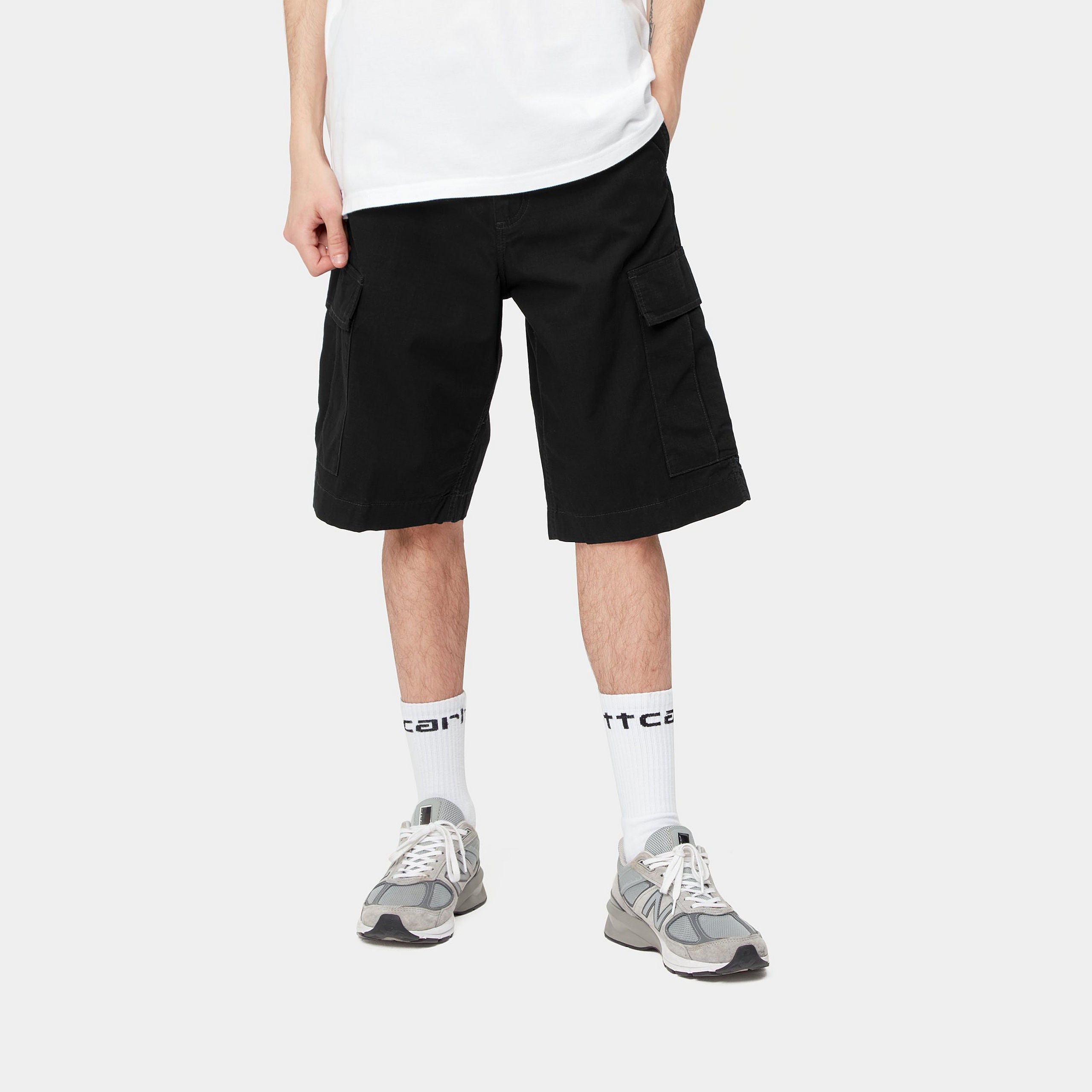 Black rinsed Carhartt cargo shorts with woven logo on side pocket. Free UK shipping on orders over £50.