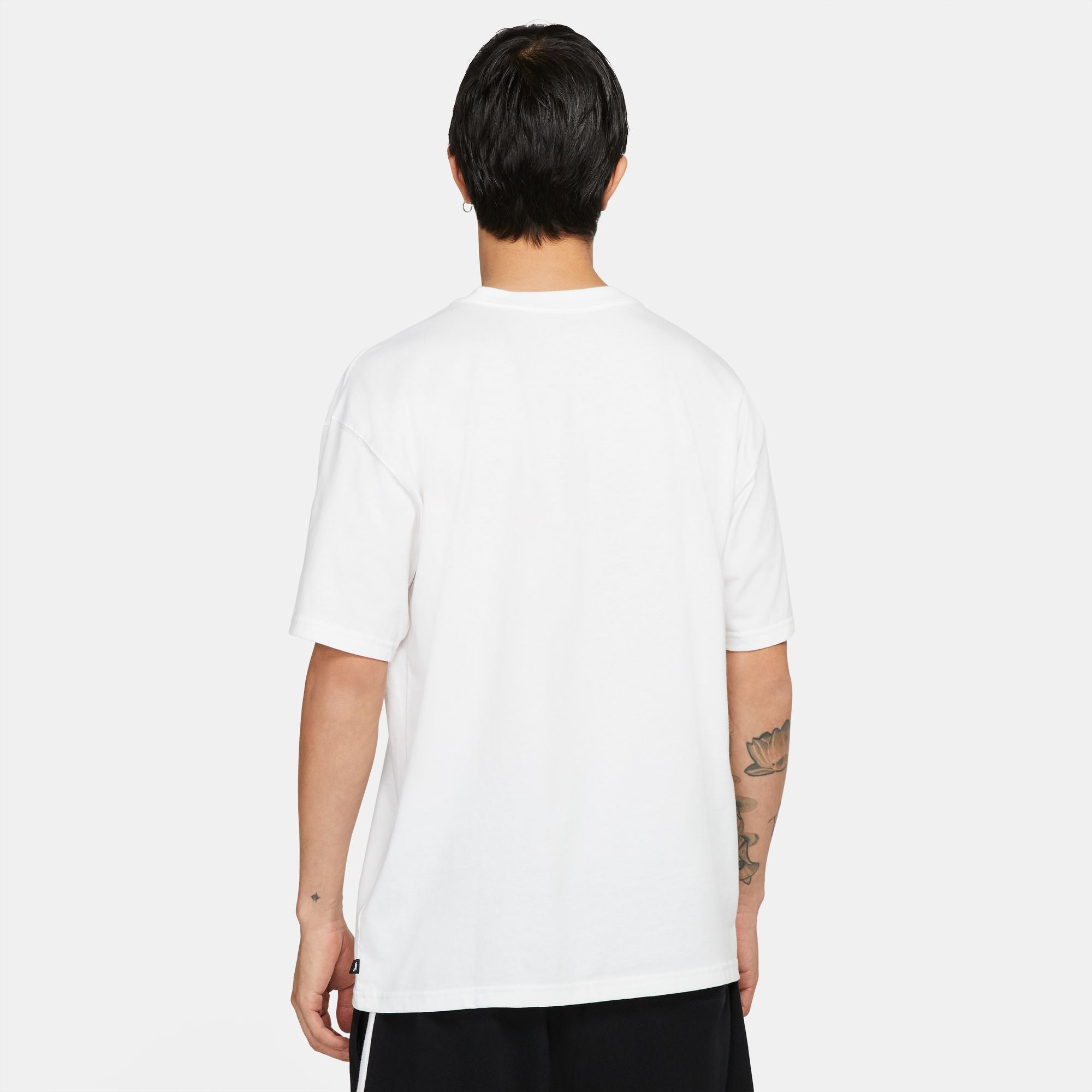 White nike short sleeve t-shirt with black SB swoosh logo on front. Free uk shipping for orders over £50