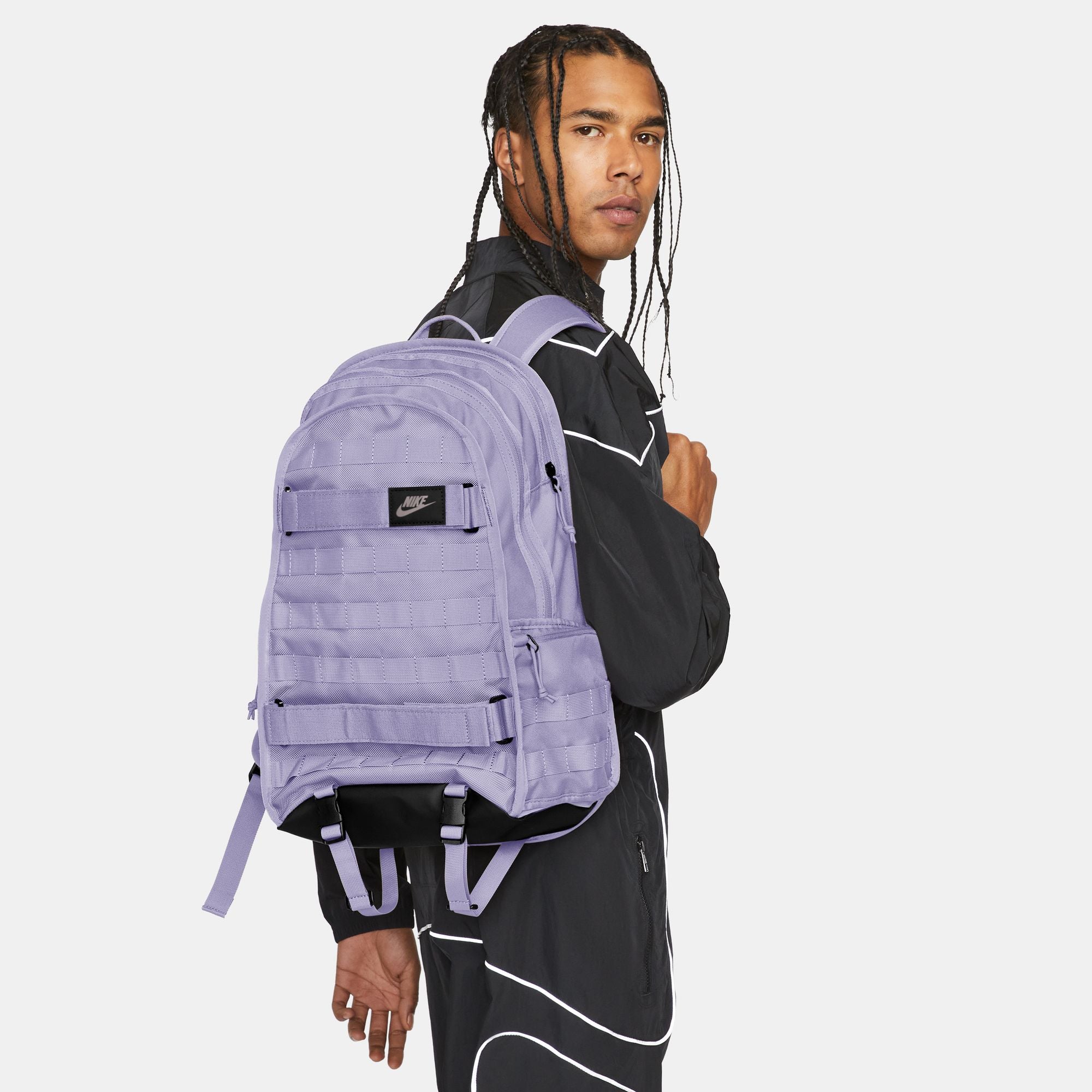 Purple nike sb backpack with adjustable Velcro skate straps and black nike sb logo on front. Free uk shipping over £50