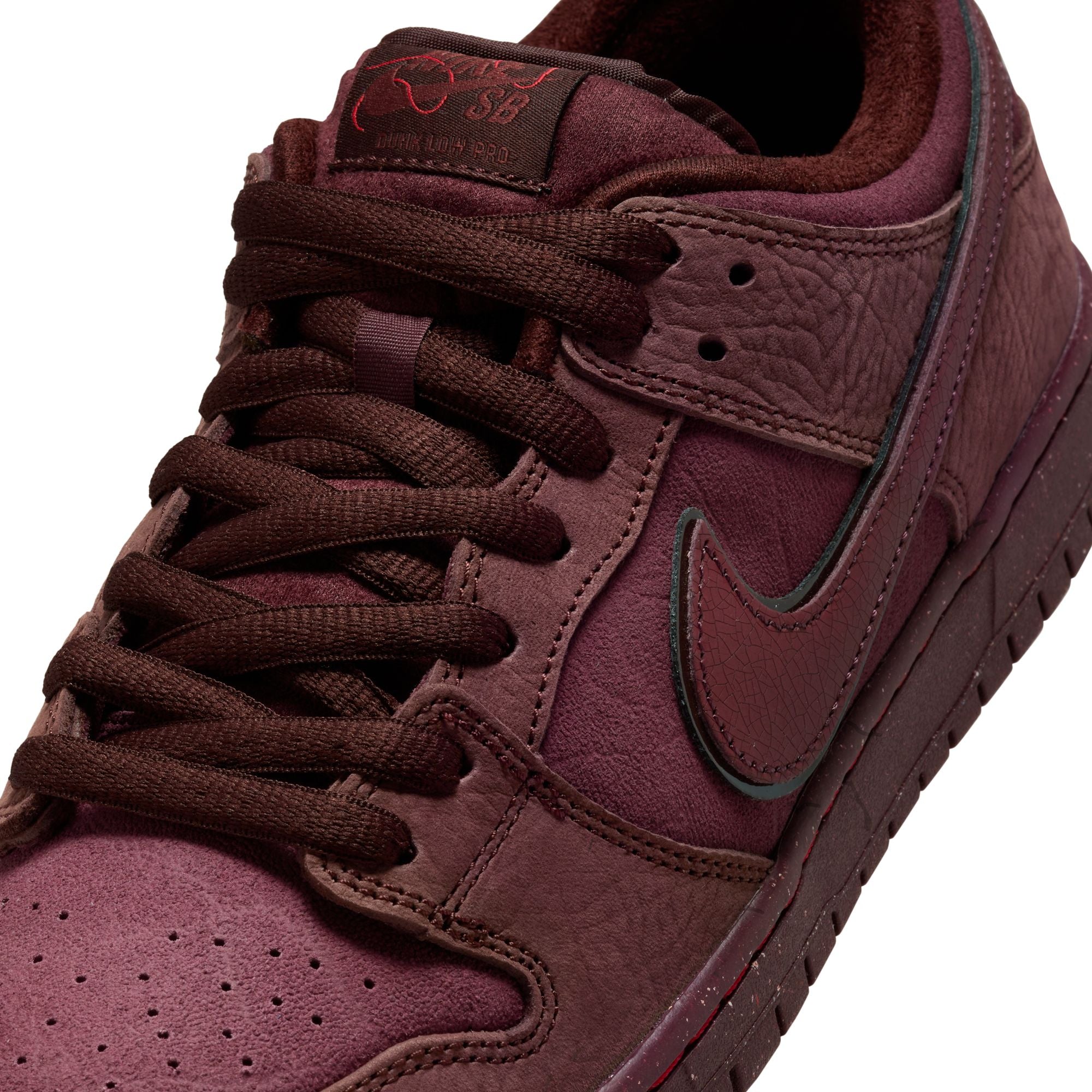 Burgundy nike sb dunk low top shoes with nike swoosh on sides. Free uk shipping over £50